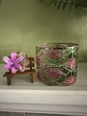 NEW BBW FLORAL CUTOUT METAL 3 WICK CANDLE HOLDER 🌿🌺